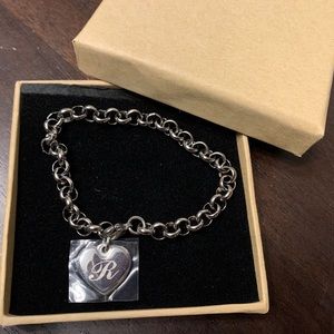 ♥️Letter “R” bracelet BNIB♥️